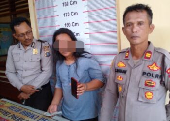 MD Sipayung (tengah) saat diboyong ke Markas Polsek Bangun