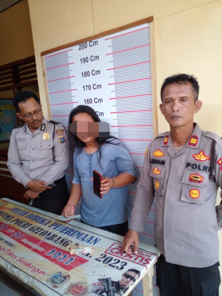 MD Sipayung (tengah) saat diboyong ke Markas Polsek Bangun