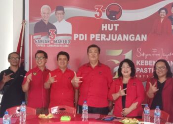 Yan Santoso Purba foto bersama dengan DPC PDI Perjuangan Kabupaten Simalungun