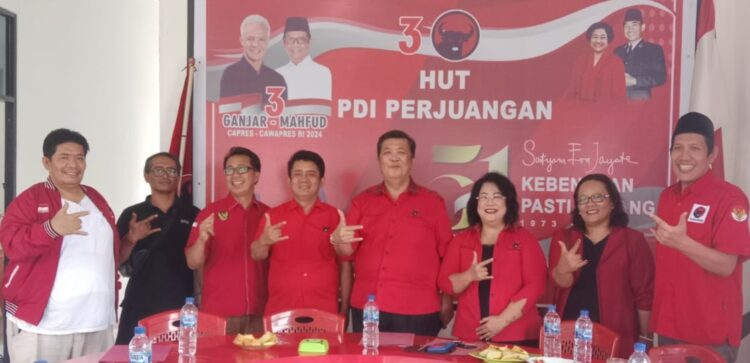 Yan Santoso Purba foto bersama dengan DPC PDI Perjuangan Kabupaten Simalungun