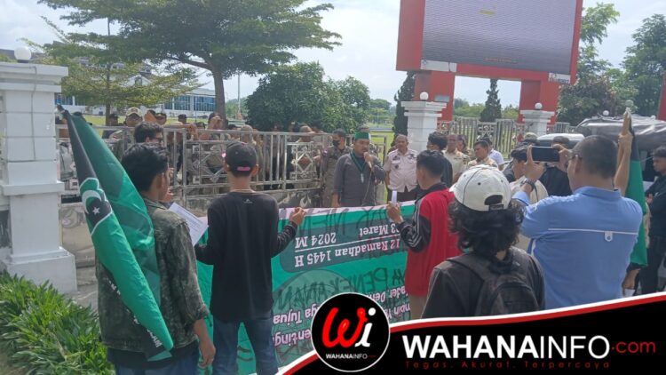 HMI Cabang Pematangsiantar - Simalungun Gelar Aksi Demo Di Depan Kantor Bupati Simalungun