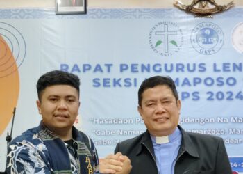 Ephorus GKPS Pdt.Dr. Deddy Fajar Purba, S.Th (Kanan) Foto Bersama Dengan Romasdo M Saragih Ketua Terpilih Ketua Umum Sinode Namaposo GKPS Periode 2023-2026