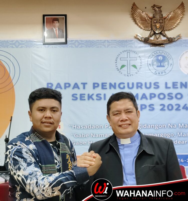 Ephorus GKPS Pdt.Dr. Deddy Fajar Purba, S.Th (Kanan) Foto Bersama Dengan Romasdo M Saragih Ketua Terpilih Ketua Umum Sinode Namaposo GKPS Periode 2023-2026