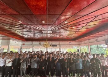 Pimpinan Bawaslu Simalungun, Asisten I dan Kaban Kesbang Pemkab Simalungun, Danramil, Rohaniawan dan Panwas Kecamatan foto bersama seusai pelantikan.