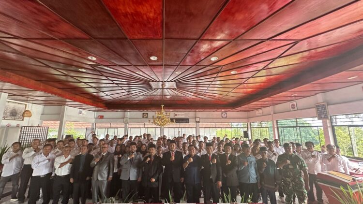 Pimpinan Bawaslu Simalungun, Asisten I dan Kaban Kesbang Pemkab Simalungun, Danramil, Rohaniawan dan Panwas Kecamatan foto bersama seusai pelantikan.